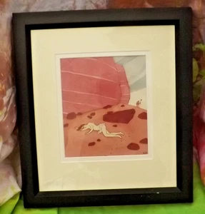 ANIME GERAHMTER DRUCK VON FRAUEN IN ROTEM SAND HINTERGRUND 18 X 16 ZOLL - Bild 1 von 3