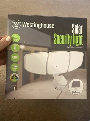 Luz de seguridad Westinghouse 2000 lúmenes alimentada por energía solar con sensor de movimiento nueva en caja Foto 1 de 4