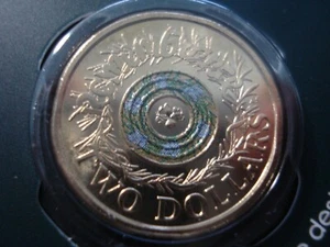 Moneda de 2 dólares australiana del Día del Recuerdo 2023 35 aniversario 35000 Mt - Imagen 1 de 2