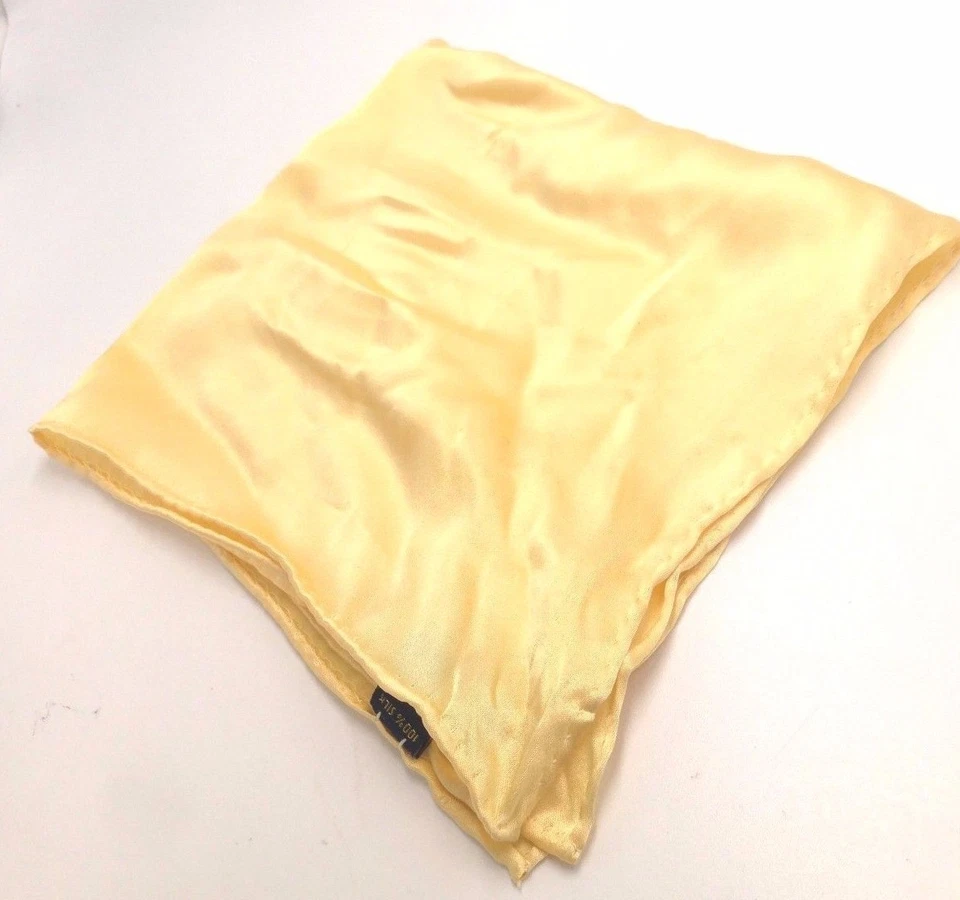 $95 Bloomingdales Hombres Pañuelo de Seda Amarillo Vestido Sólido Informal Bolsillo Cuadrado Foto 1 de 4