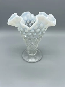 Fenton 5,5"" opaleszierende Hobnail ausgestellte Rüschenvase - Bild 1 von 3