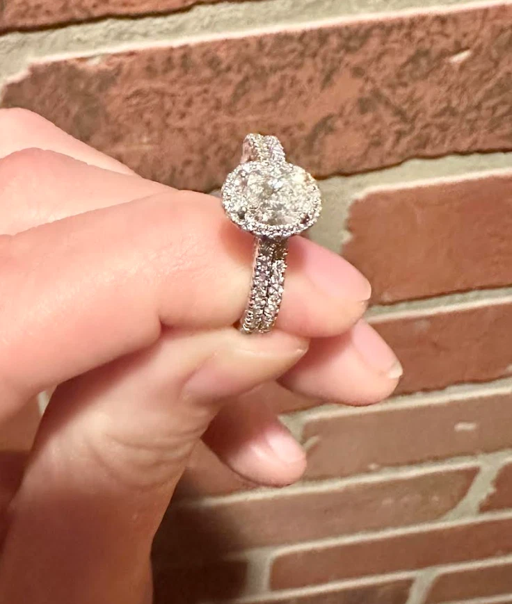 Conjunto de boda: anillo de compromiso de diamantes halo ovalado + alianza de boda Foto 1 de 4