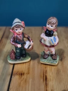 Coppia di statuine vintage 5" scuola ragazza e ragazzo porta libri ceramica made Sri Lanka - Foto 1 di 3