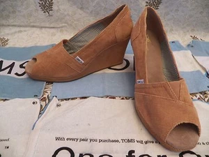 Scarpa elegante nuova donna TOMS zeppa velluto a coste cammello castagno punta aperta tacco alto - Foto 1 di 7