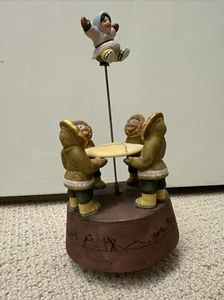 SÜSS! Skulptur & Spieluhr von R. Langford Inuit Kinder spielen Decke werfen - Bild 1 von 5