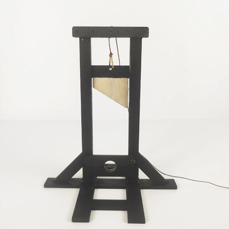 Accesorios en miniatura de guillotina de madera 1/18 hechos a mano para modelo de escena de soldado Foto 1 de 4