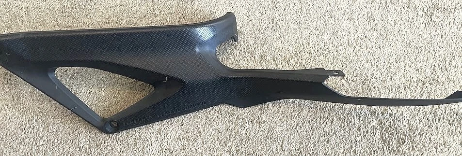 07-08 DUCATI 1098 NEGRO OEM PLÁSTICO CENTRO TRASERO TRASERO CARENADO CUBIERTA MOLDURA R5 Foto 1 de 4