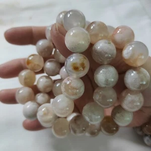 Pulsera/cuerda de mano de cuarzo ágata con cuentas elásticas de 15 mm con flores de cerezo naturales - Imagen 1 de 11