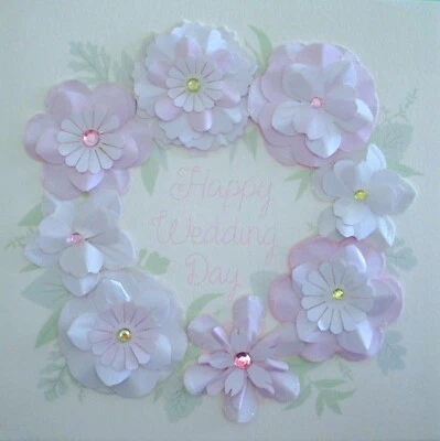 Tarjeta de felicitación de boda Hallmark Signature 3D gemada delicadas flores de vitela Foto 1 de 4