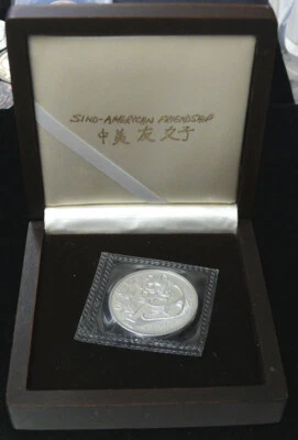 1987 PLATINUM SINO-AMERICAN FRIENDSHIP 1oz PANDA NEW YORK CITY EXPO, MINT SEALED - Image 1 of 3