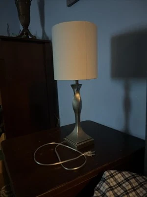 Abajur de mesa moderno de metal com abajur de tecido - Imagem 1 de 4