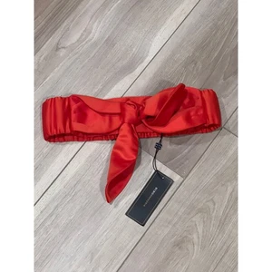 BCBGMAXAZARIA rot (Safran), Schleife Druckknopf Gürtel, Größe Small, KB437 - Bild 1 von 3