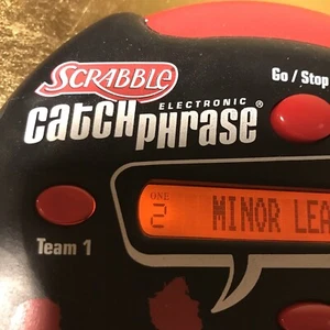 Electronic Catch Phrase 2004 Scrabble Handheld Party Challange Spiel 4+ Spieler - Bild 1 von 12