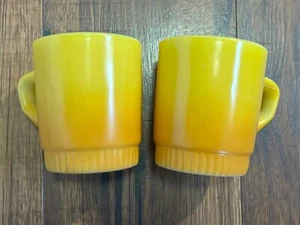 Set 2 tazzine da caffè impilabili vintage Anchor Hockey giallo Fire King USA - Foto 1 di 6