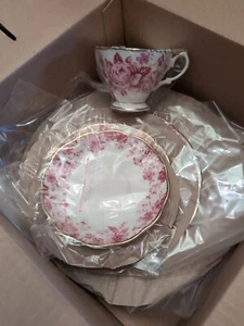 ROYAL ALBERT PARADISE RED Five (5) Piece Place Setting  New In The Box  - Picture 1 of 9