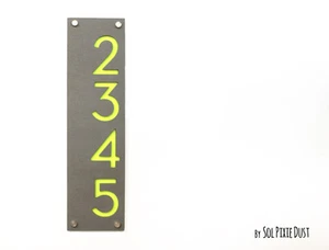 Modern House Numbers, Concrete with Neon Yellow Acrylic - Vertical 2 - Plaque - Bild 1 von 7