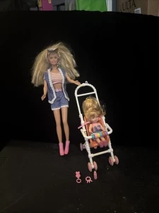 Barbie con cochecito y Kelly - Imagen 1 de 4