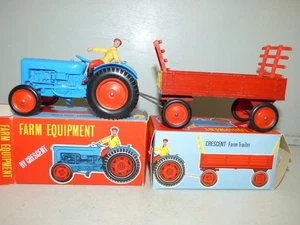 Crescent Toys 1809 Fordson Dexta Tractor & 148 Farm Trailer 1:32nd scale - Picture 1 of 3
