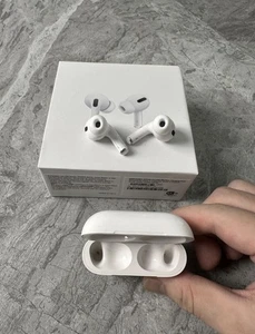 Apple AirPod Gen 2 With Charging Cables send me a message if interested   - Photo 1 sur 9