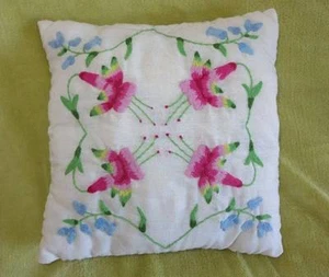 Vintage 1970er persönlich handbestickt Blumen Orchideenüberwurfkissen 1 Besitzer - Bild 1 von 2