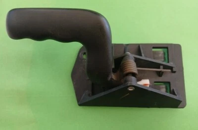 2002 - 2006 CHEVY AVALANCHE PASSENGER SIDE INTERIOR DOOR HANDLE FRONT / REAR - Imagem 1 de 2