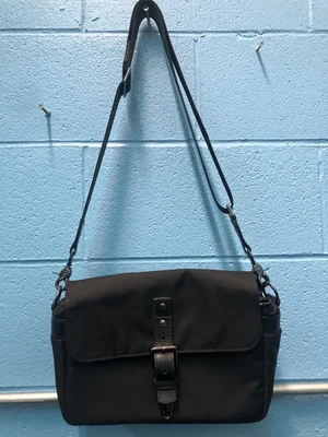 Bolsa para cámara de lona negra ONA. Excelente estado usado Foto 1 de 4