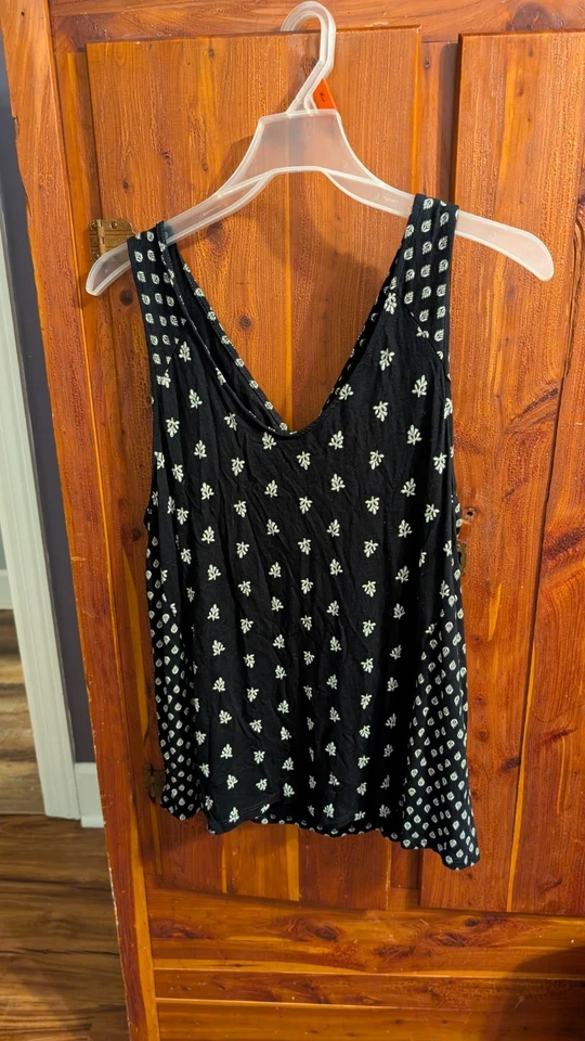 Regata feminina Old Navy preta e branca estampa sem mangas amarrar atrás tamanho G - Imagem 1 de 3
