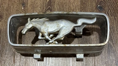 Ford Mustang 1966 de colección parrilla delantera caballo y logotipo de emblema de corral Foto 1 de 3