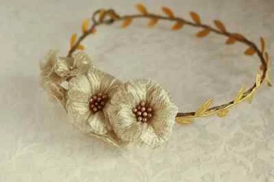 Goldene Blumen-Hochzeitskrone, Wald-Braut-Halo-Rustikaler Kopfkranz, Boho-Krone - Imagem 1 de 4