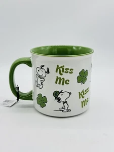 Tazza da caffè Peanuts Snoopy St Patrick's Day Kiss Me tazza trifoglio irlandese grande 20 oz - Foto 1 di 6
