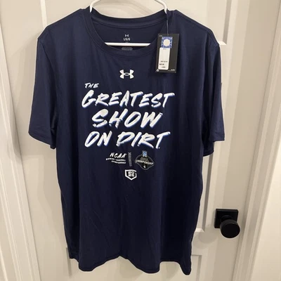 Camisa de beisebol masculina Under Armour College World Series CWS 2025 azul marinho nova com etiquetas - Imagem 1 de 4
