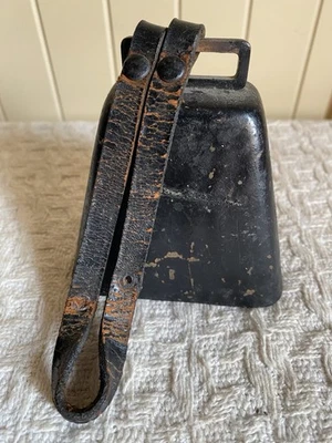 "Antigua campana de vaca de hierro negro primitivo con correa de cuero casa de campo rústica 4""x3,25""" Foto 1 de 4