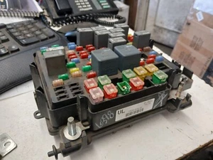 2003-2006 Cadillac Escalade Fuse Relay Box Module 15201930 OEM 1 broken clip - Picture 1 of 8