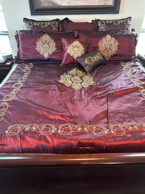 Elegante conjunto de cama borgonha e dourado - Imagem 1 de 4