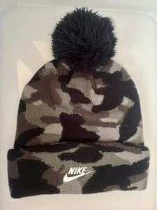 Nike Jugend Camouflage Bommel Mütze Bündchen schwarz grau weiß Logo Swoosh - Bild 1 von 6