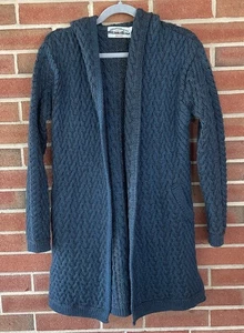 Cárdigan largo para mujer Aran Crafts con capucha lana merino grueso tejido con cable frente abierto - Imagen 1 de 11