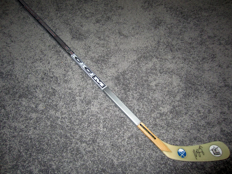 KYLE OKPOSO Buffalo Sabres Autógrafo FIRMADO Palo de Hockey Certificado de Autenticidad 2017 Juego de Estrellas Foto 1 de 2