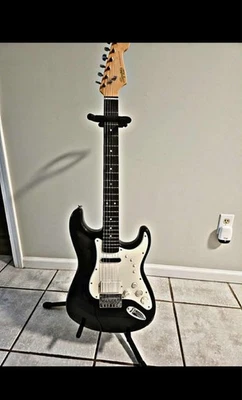 Guitarra e controle Squier Fender Stratocaster para videogame Rock Band 3 - Imagem 1 de 3