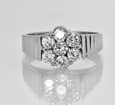 Anillo llamativo con racimo de flores de diamantes de corte redondo de 0,56 quilates de oro blanco de 10 k Foto 1 de 4