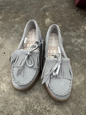 Mukluks NEW Fringe Genuine Suede Upper Faux Fur Lining Light Grey MoccasinSz.6.5 - Image 1 of 4