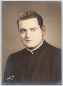Foto de retrato de joven sacerdote por Ackad Washington DC clero religioso - Imagen 1 de 6