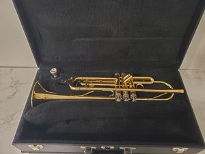 Tromba Holton Collegiate T602, USA, con custodia non testata manca 3° scivolo valvola - Foto 1 di 9