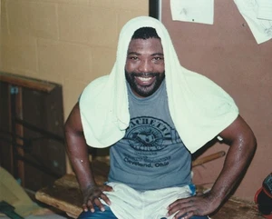 AARON PRYOR BOXING HOFer 10x8 AFTER TRAINING WORK OUT PHOTOGRAPH - Picture 1 of 2