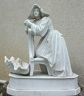 ancien imposant bénitier en porcelaine fine sèvres biscuit ? Catherine laboure ?