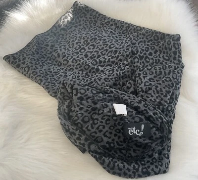 Bufanda para mujer Rue 21 Etc gris negro estampado de leopardo Foto 1 de 2