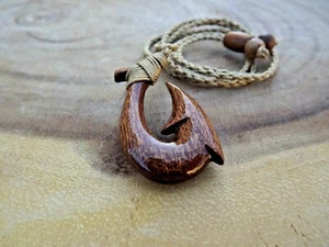 Koa Wood Carved Fish Hook Collar Hawaiian Wood Hook Adjustable Cord Choker - Imagen 1 de 4