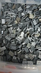 Lego 2x4 grigio bluastro scuro grigio scuro grigio chiaro medio 2000 parti PN 3020 - Foto 1 di 1