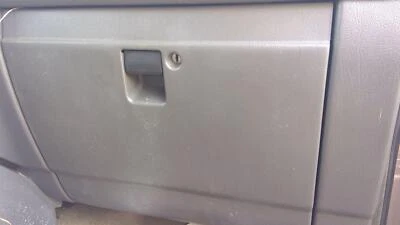 Guantera gris Isuzu Trooper 1995-2002 OEM 8973957470 Foto 1 de 2