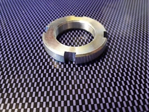ECROU CANNELE 26mm POUR COLONNE DE FOURCHE MOTOS HONDA SUZUKI KAWASAKI YAMAHA.. - Imagen 1 de 2