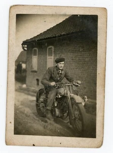 PHOTO SNAPSHOT, le jeune homme sur sa moto ancienne chien dog maison - Imagen 1 de 2
